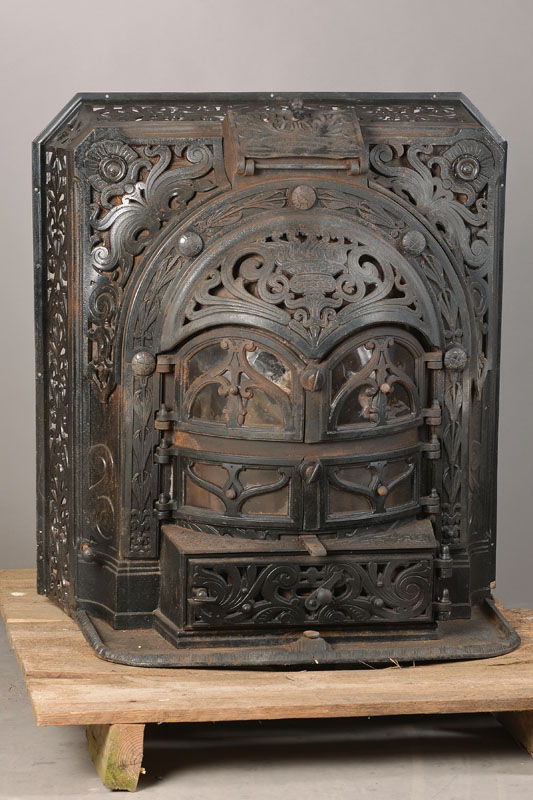 Ofen, Belgien, um 1900-1905, Gußeisen, vielfacher Jugendstildekor, Funktion nicht geprüft, ca. 84x78x60 cm