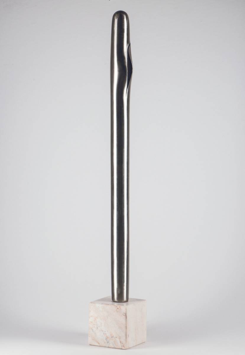 Jürgen Fackert, geb. 1943 Bad Homburg, Säuleaus Edelstahl auf weißem Marmorsockel, sign., H. 92 cm