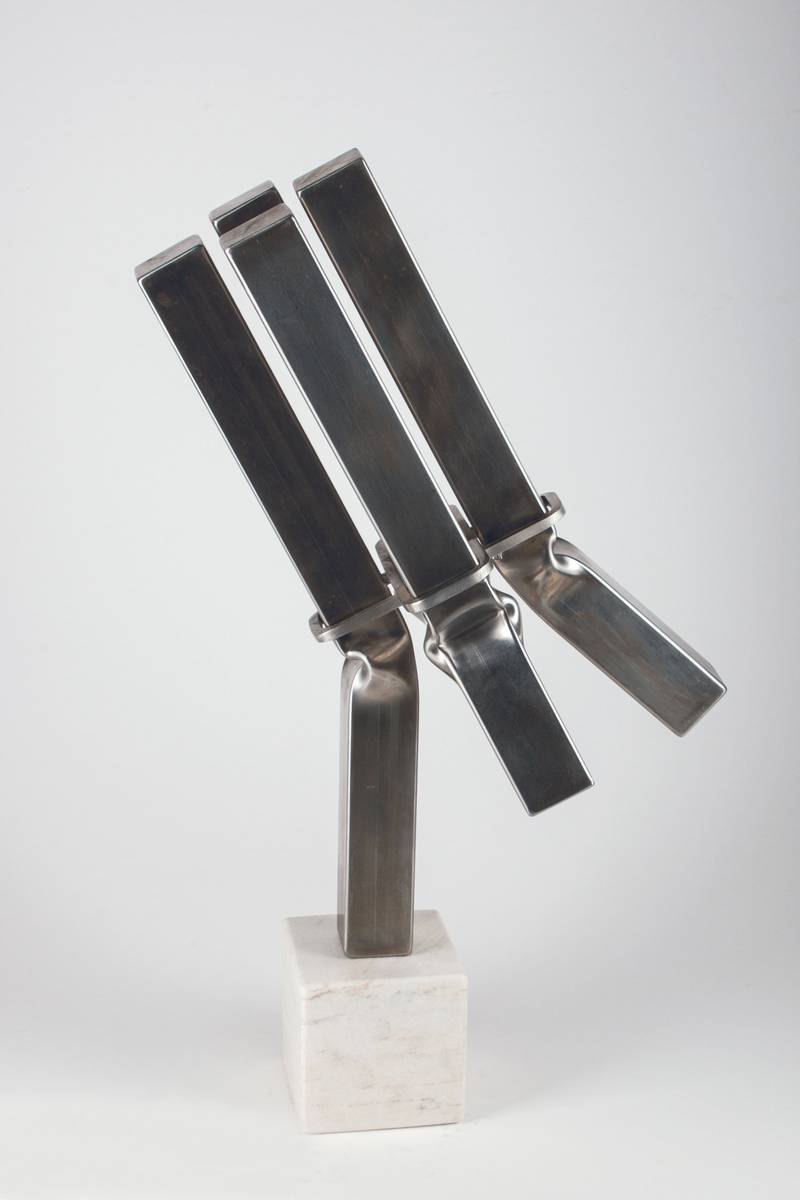 Jürgen Fackert, geb. 1943 Bad Homburg, Edelstahl-Skulptur auf Marmorsockel, sign., H.70 cm
