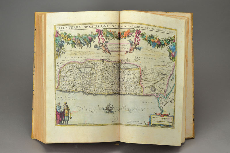Mercator Atlas, um 1630 ff., mit 160 alt kolorierten doppelseitigen Kupferstichkarten von Janssonius und Hondius, darunter: Weltkarte und ...