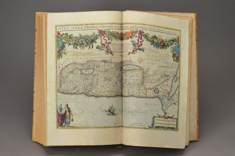 Detail a: Mercator Atlas, um 1630 ff., mit 160 alt kolorierten doppelseitigen Kupferstichkarten von Janssonius und Hondius, darunter: Weltkarte und ...