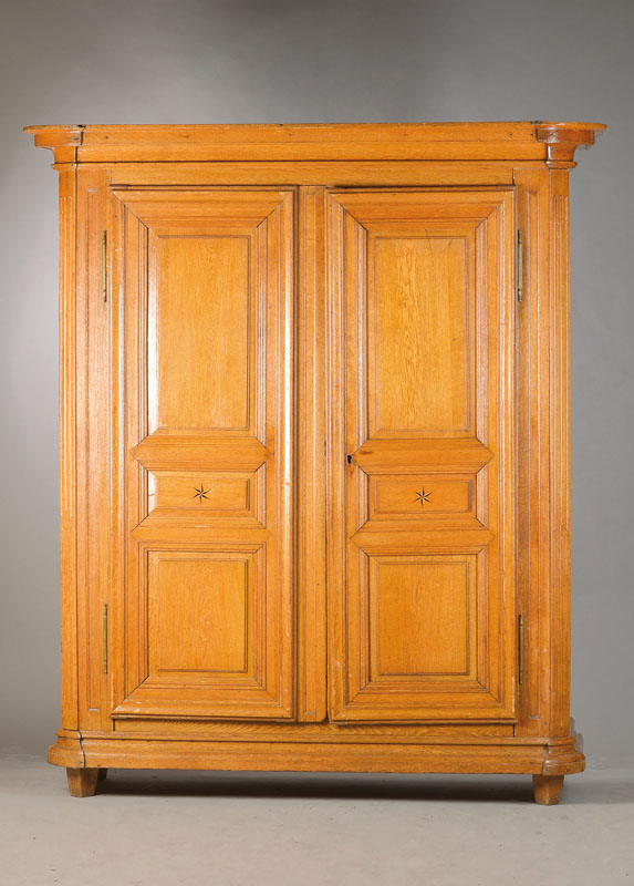 Barockschrank, südwestdeutsch, wohl Pfalz mit Nähe zu Frankreich, um 1770, Eiche massiv, komplett auf Rahmen gearbeitet, zerlegbar, 2- türig, ...