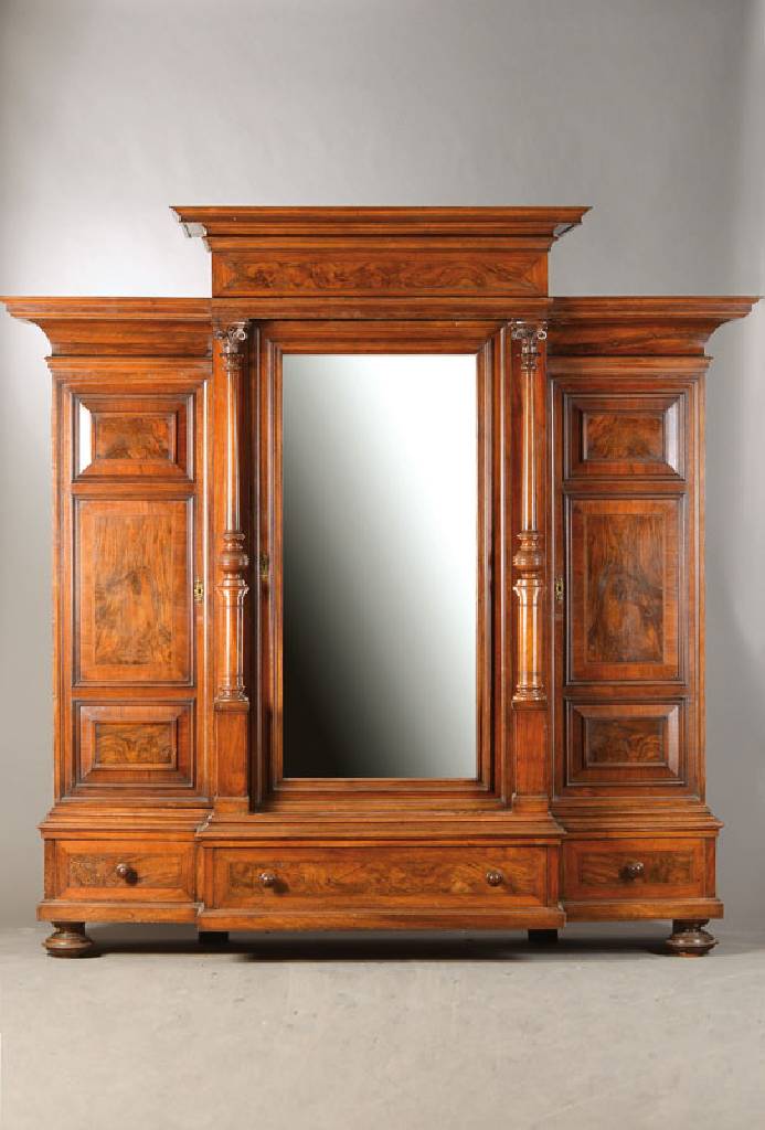 Garderobenschrank bzw. Schlafzimmerschrank, deutsch, um 1880/90, Nussbaum massiv u. furniert, Weichholzkorpus, risalit- u. podestartiger Aufbau, ...