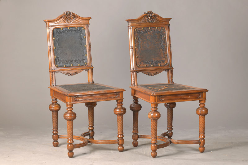 6 Gründerzeit-Stühle, deutsch, um 1880, Nussbaum massiv, orig. geprägte Lederbespannung, polster verändert (kein Polster), seltene ...