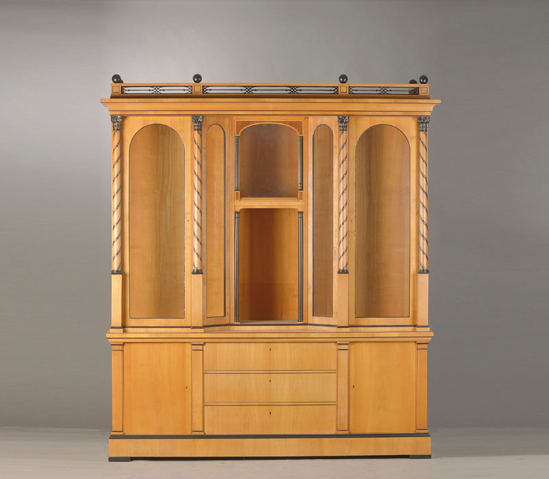 Aufsatzvitrine, Österreich, um 1900, Kirschbaumfurnier, partiell geschwärzt, 2-teilig, Unterteil 2-türig, 3-schübig, Aufsatz 2-türig, mittige ...