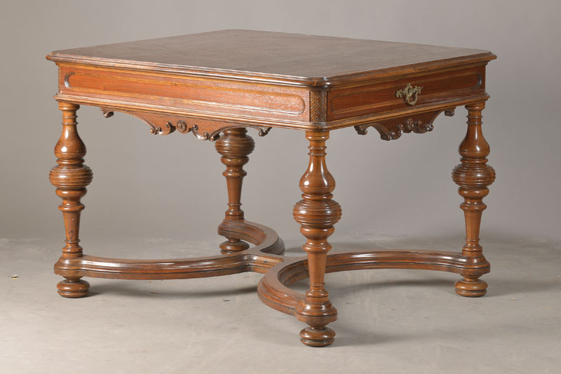 Ausziehtisch, deutsch, um 1880, Nussbaum, Zarge an den Längsseiten wie Schübe ausziehbar mit je einem Stützbein, Kerbschnitzerei an den Ecken, ...