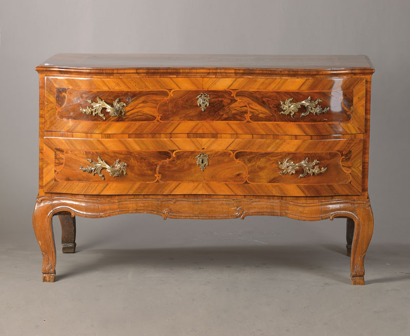 Barockkommde, wohl SÜddeutsch , um 1760, Nusmfurnier auf Weichholzkorpus, 2-schübig, Furniervielfach auf Kreuzfuge verlegt, geschwungene ...