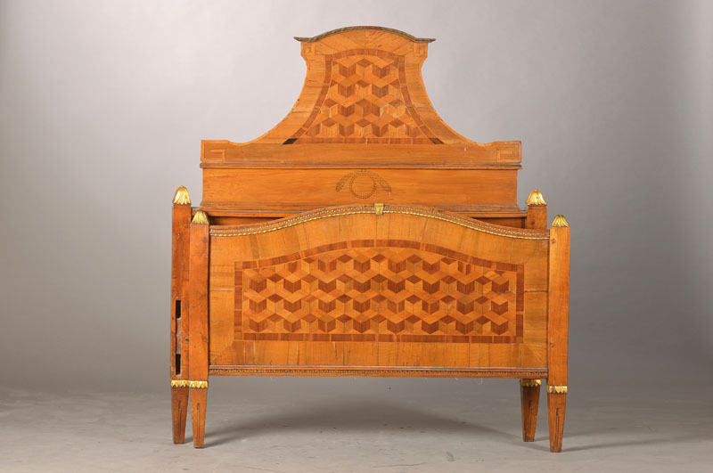 Prunkbett, z.T. in goldfarbener Fassung, mitteldeutsch, um 1770, Nussbaum auf Weichholz, Kopf u. Fußteil mit Würfelmarketerie, Mäanderwerk, ...