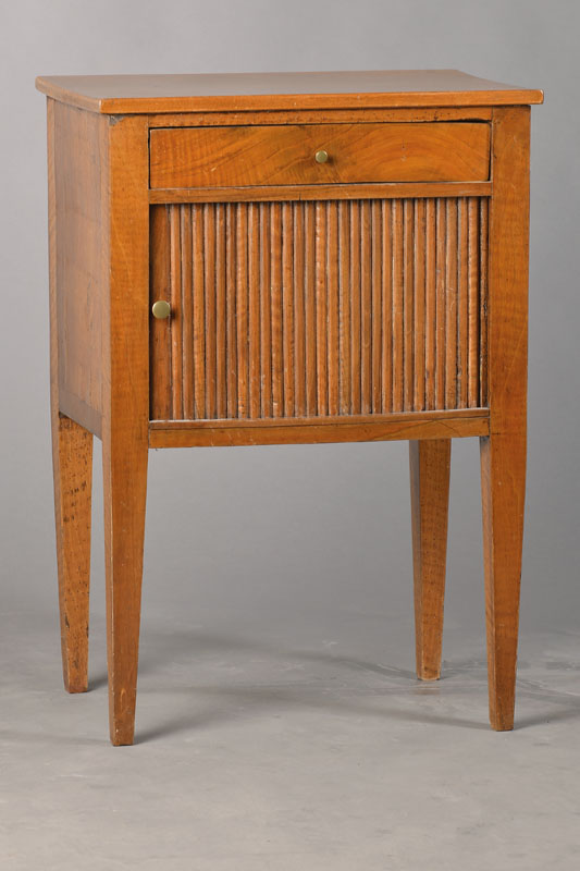 Kleine Kommode, Frankreich, um 1780, Nussbaum massiv, 1-schübig, Rolltür, Innen Weichholzkorpus, konische Vierkantbeine, Alterserscheinungen u. ...