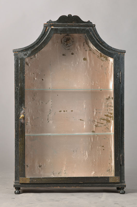 Aufsatzvitrine, deutsch, um 1890, Weichholz schwarz gefasst, 1-türig, Innen 2 Glaseinlegeböden, geschwungener Giebel, Alterssp., l. altersbedingte ...