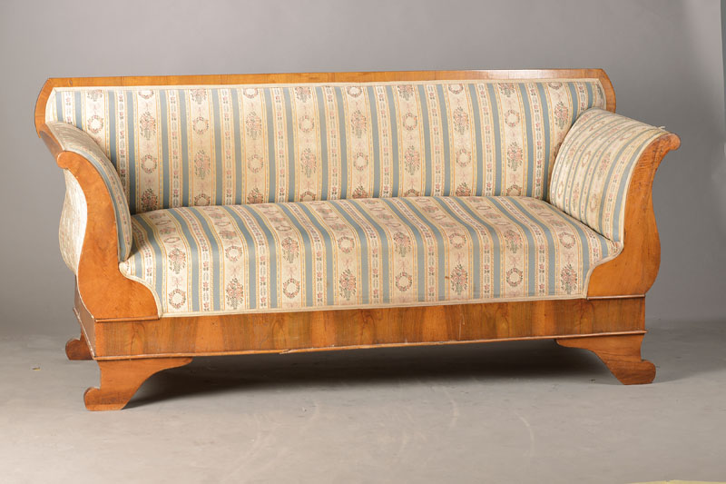 Biedermeiersofa, deutsch, um 1830, Nussbaum furnier auf Weichholzkorpus, stilübliche Formgebung, Bezug u. Polster mit Gebr.-Sp., ca. 87x179x77 cm, ...