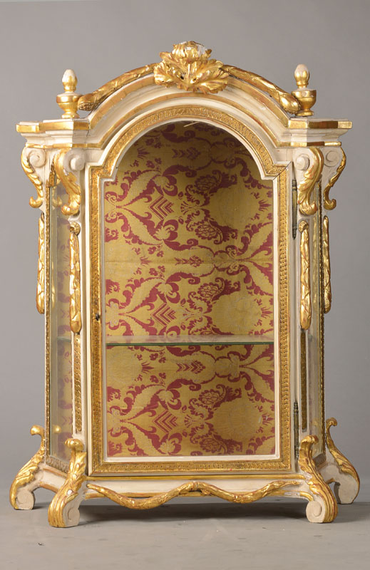 Aufsatzvitrine, süddeutsch,, um 1800, Weichholz weiss u. goldfarben gefaßt, 3-s eitig verglast, 1-türig, Innen 2 Einlegeböden, bereits ...