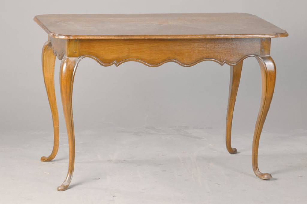 Salontisch, um 1780, Eiche massiv, Plattenkante sowie Zarge vielfach geschweift u. gerieft, allseitig ausgeschweifte Beine, dekorativer Mitteltisch ...