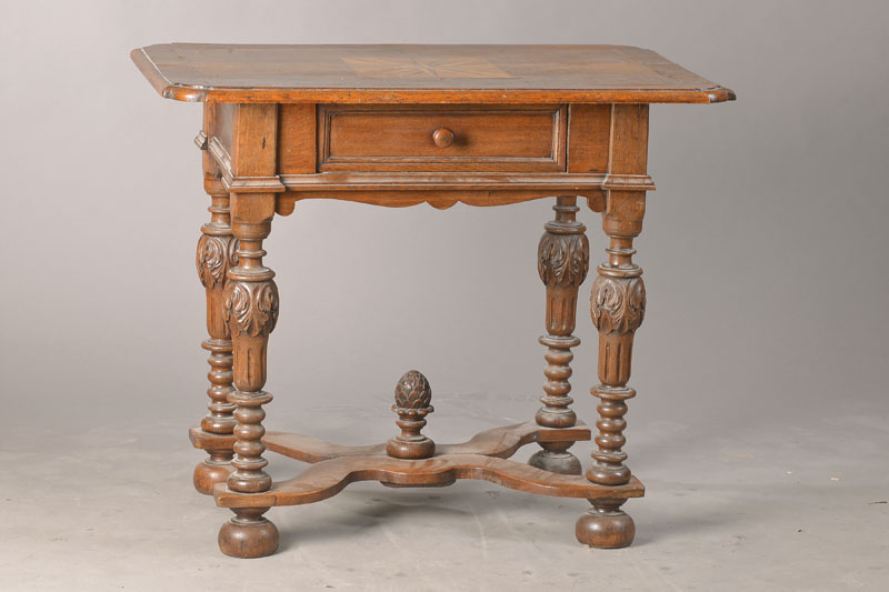 Barocktisch, süddeutsch, um 1730/40, Eiche , Platte mit Nussbaumfeld u. detailreicher Faltsternintarsie in Esche, Nussbaum, Ahorn, Plattenkante ...