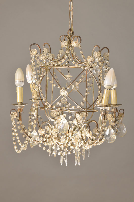 Deckenleuchter des Biedermeiers, deutsch, um 1840/50, Elegant geschweiftes Metallgestänge, Perlstränge, 4 Brennstellen, ehemals Kerzenleuchter, ...