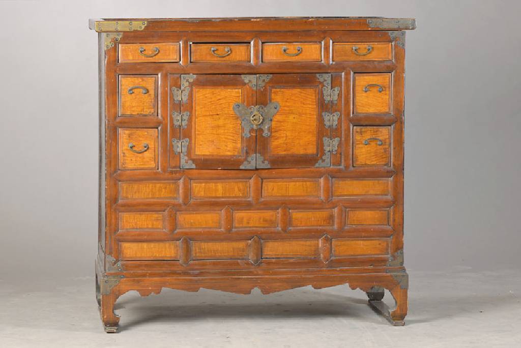 Vorratsschrank, nach Vorbild von 1800 Jh., um 1900 herstellt, Tropenholz, auf Rahmen gearbeitet, teilweise bestückt, ca. 93x97x43 cm