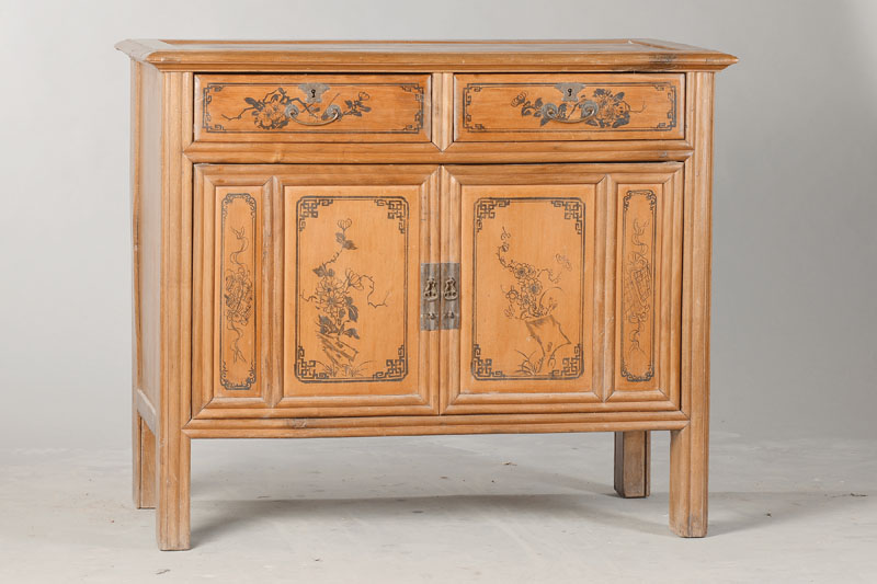 Stollenschrank, China um 1900, Tropenholz, 2-türig, 2-schübig, mit chinoserieartiger Lackbemalung in den Füllungen, ca. 84x100x53 cm