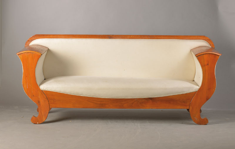 Biedermeiersofa, mittel- bis norddeutsch, um 1830/40, Kirschbaum furniert u. massiv, Armlehnen als stilisierte Füllhörner, strenge dekorlose ...