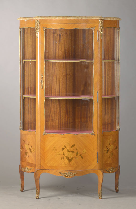 Vitrine, deutsch, Mitte 20.Jh., gewölbte Gläser, im franz. Stil von 1890, Mahagoni massiv, Rosenholzfurnier aif Kreuzfuge verlegt, mit schlichter ...