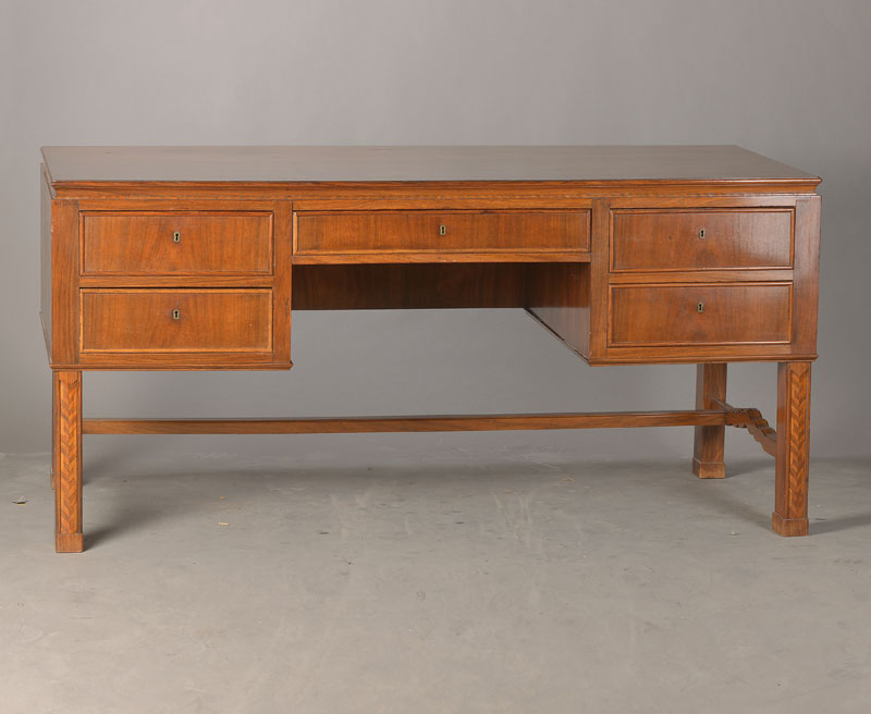 Art-Deco-Schreibtisch, deutsch, um 1925/28, Palisanderfurnier, 5-schübig, strenge Form mit Bandintarsien, sehr schönes Furnierbild, Alterssp,, ...