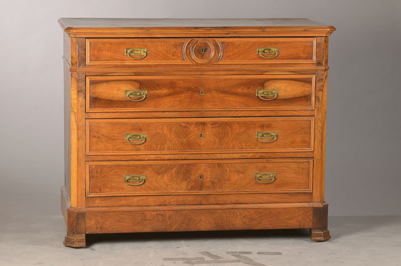 Kommode, südwestdeutsch, / Frankreich, um 1850/60, Nussbaum- / Wurzelnussfurnier, 5-schübig, versteckter Sockelschub, Eichekorpus, Beschläge um ...