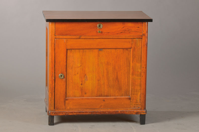 Halbschrank, süddeutsch, um 1840, Nussbaum , 1-türig, 1-schübig, geschwärzte Plattenkante, Reste alten Wurmbefalls, keine Schlüssel, ca. ...