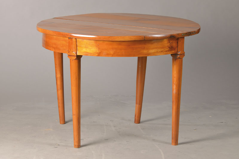 Halbmondtisch, deutsch, um 1830, sog. Spieltisch, Kirschbaum massiv, konische Rundbeine, Profil am Zargenübergang, Platte mit l. Schwundrissen, ...