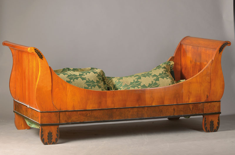 Biedermeier-Bett, deutsch, um 1830, Kirschbaum massiv u. furniert auf Eichekorpus, Kopf u. Fußteil füllhornartig ausgeschweift, typische Form, ...