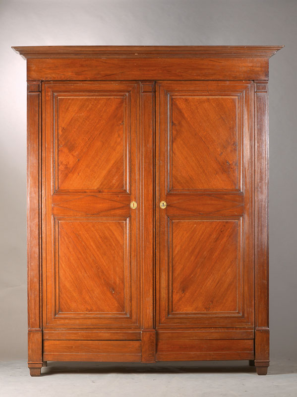 Großer Dielenschrank, Frankreich, um 1850, Eiche auf Mahagoni gebeizt, auf Rahmen gearbeitet, 2-türig, zerlegbar, 2 Sockelschübe, orig. Schloss, ...