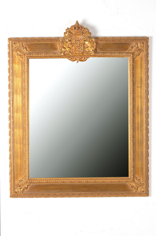 Kleiner Wandspiegel im Barockstil mit Wappen, neuzeitlich, Weichholz goldfarben gefaßt, fac. Spiegelglas, klassizistische Ornamentik wie Perlstab, ...
