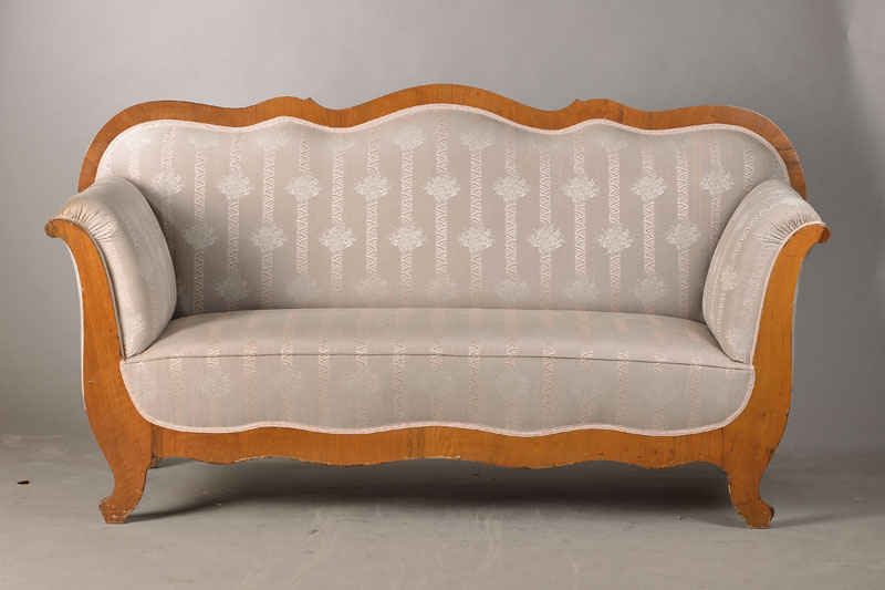 Spätbiedermeier-Sofa, deutsch, wohl süddeutsch, um 1835/40, Nussbaumfurnier u. Buche, vielfach geschweift u. üppig gepolstert, Polster u. Bezug ...