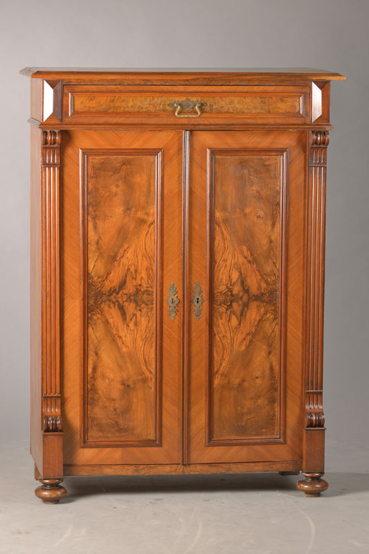 Vertiko, Gründerzeit, deutsch, um 1880/90,, Nussbaum auf Weichholzkorpus, 2-türig, 1-schübig, Aufsatz fehlt, Schloss für Schublade fehlt, ca. ...