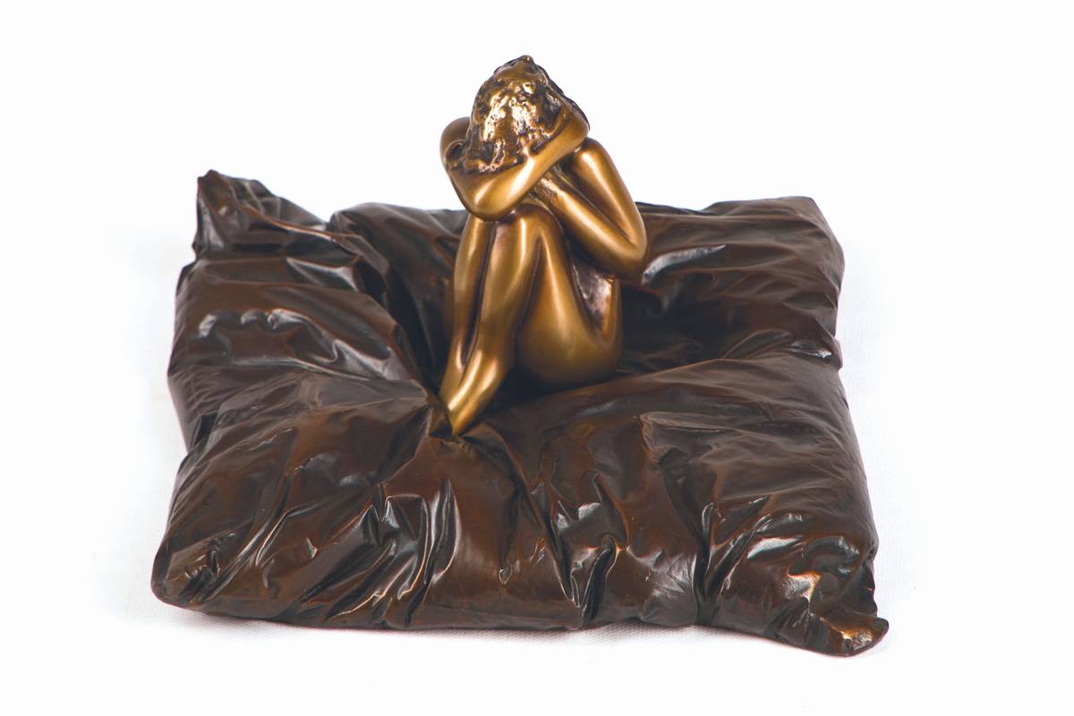 Bruno Bruni, geb. 1935 Gradara, Nel Nido - Im Nest, Bronzeskulptur mit gold-brauner Patina, zweiteilig, Kissen aus polymer gebundener Bronze ...