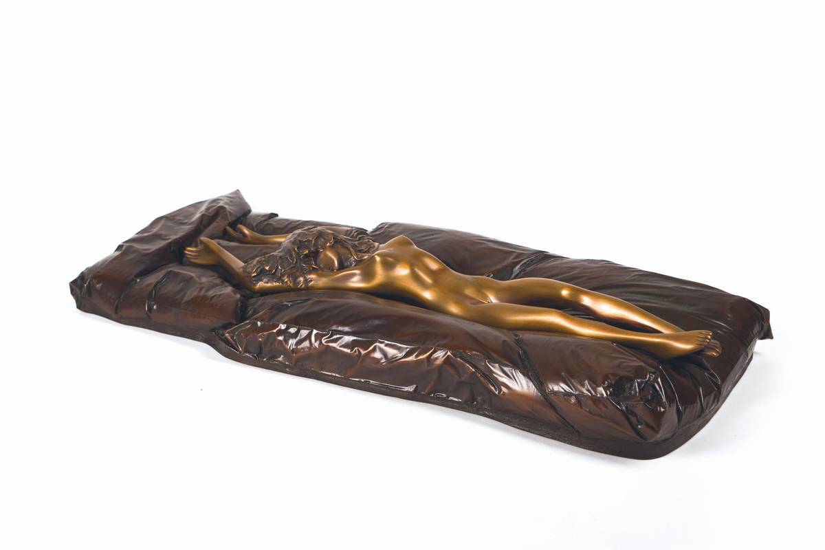Bruno Bruni, geb. 1935 Gradara, La Riposata, Bronzeskulptur mit goldener und brauner Patina, zweiteilig, Kissen auf polymer gebundener Kunstbronze, ...