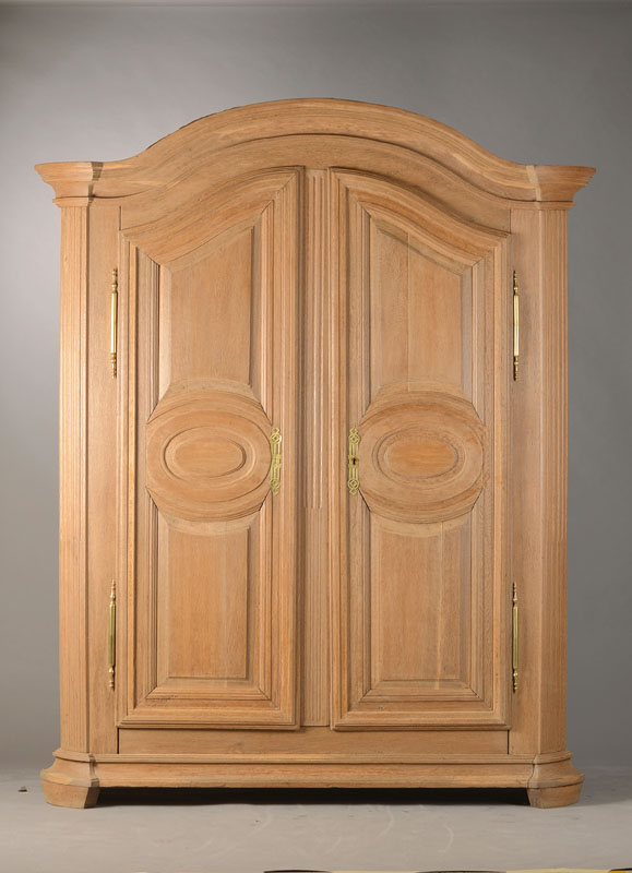 Louis-Seize-Schrank, sog. Armoire, Frankreich, , um 1790/1800, Eiche massiv, auf Rahmen gearbeitet, gewölbter Giebel, 2-türig, Ecken abgerundert u. ...