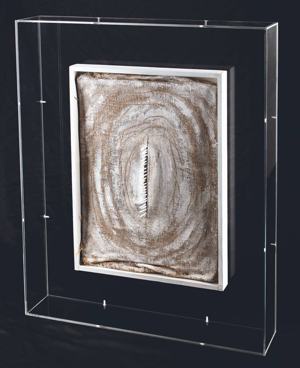 Detail a: Unbekannter Künstler, Hommage a Fontana, Nägel und weißes Acryl auf Leinwand, Objekt im Künstlerrahmen gerahmt, in Acrylglas-Box gefasst, verso ...