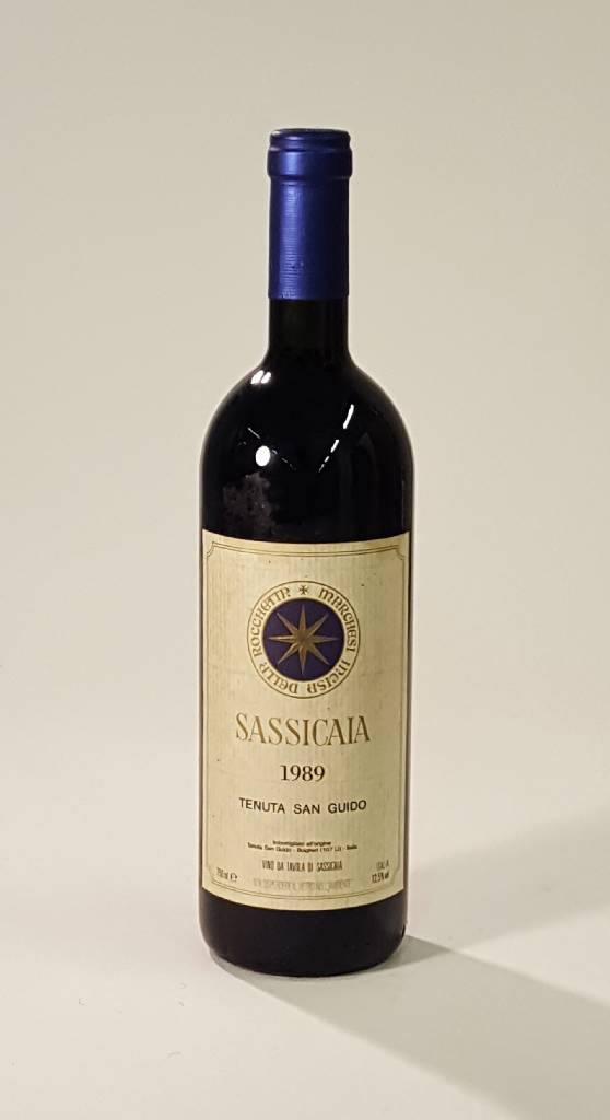 1 Flasche 1989 Tenuta San Guido Sassicaia, ca. 75 cl, 12,5 % Vol., Füllstand: ca. top shoulder, unverkostet, Etikett l. beschmutzt und l. gebräunt, ...