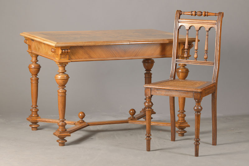 Gründerzeit-Garnitur, deutsch, um 1880, Nussbaum massiv u. furniert, bestehend aus 6 Stühlen u. einem Ausziehtisch, keine Einlegebretter, Stühle ...