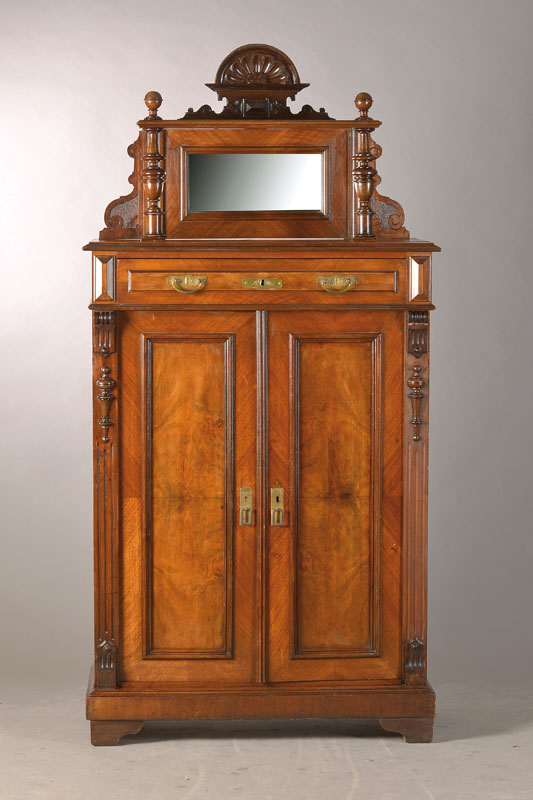 Vertiko mit Aufsatz, deutsch, um 1900, Nussbaum massiv u. furniert auf Weichholzkorpus, 2-türig, 1-schübig, Aufsatz mit Balustersäulen u. ...