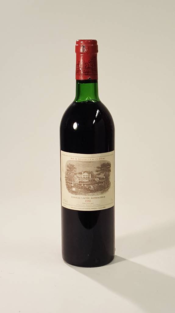 1 Flasche 1981 Chateau Lafite Rothschild, Pauillac, ca. 75 cl, Füllstand: ca. top shoulder, unverkostet, Kapsellack seitlich l. besch., selten im ...