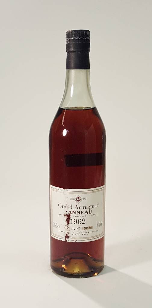 1 Flache 1962 Grand Armagnac Janneau, ca. 70 cl, 43 % Vol., unverkostet, Abstand zwischen Armagnac und Kapsel: ca. 4,4 cm, Etikett besch., hier ...