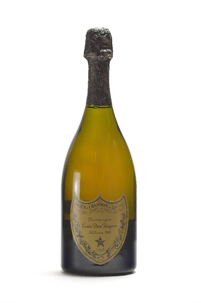 1 Flasche 1988 Moet et Chandon Dom Perignon,Brut, ca. 75 cl, 12,5 % Vol., Abstand zwischenFlaschenboden und Champagner: ca. 2 cm, unverkostet, in der ...