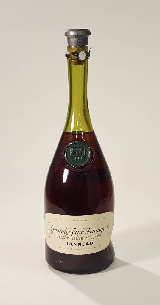 1 Flasche Grand Fine Armagnac Janneau Tres Vielle Reserve, ca. 75 cl, 40 % Vol., unverkostet, selten im Angebot, mit Originalwachssiegel, guter ...