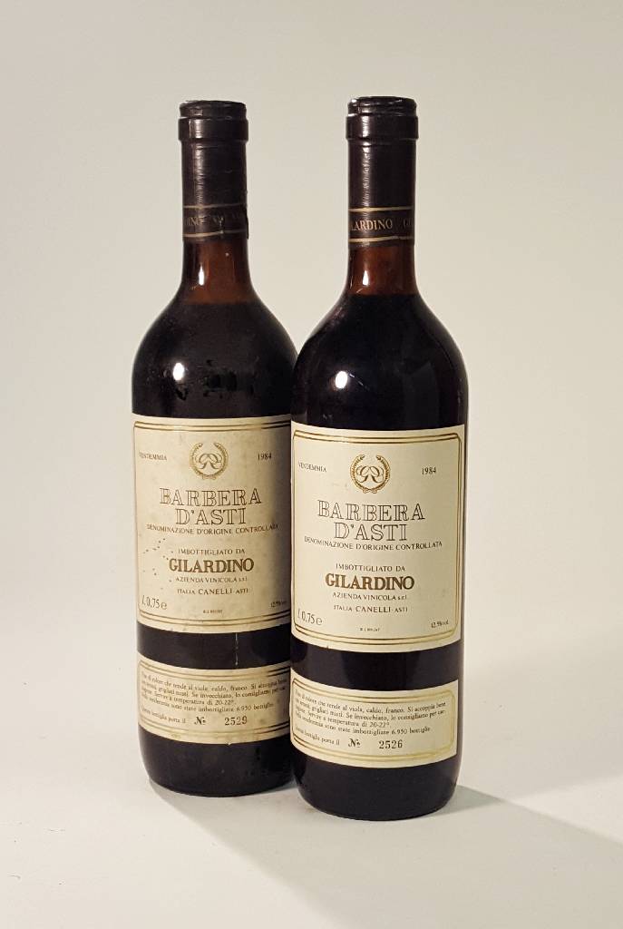 2 Flaschen 1984 Gilardino Barbera D'Asti, je ca. 75 cl, 12,5 % Vol, Füllstände: je ca. top shoulder, unverkostet, selten im Angebot, Etiketten ...