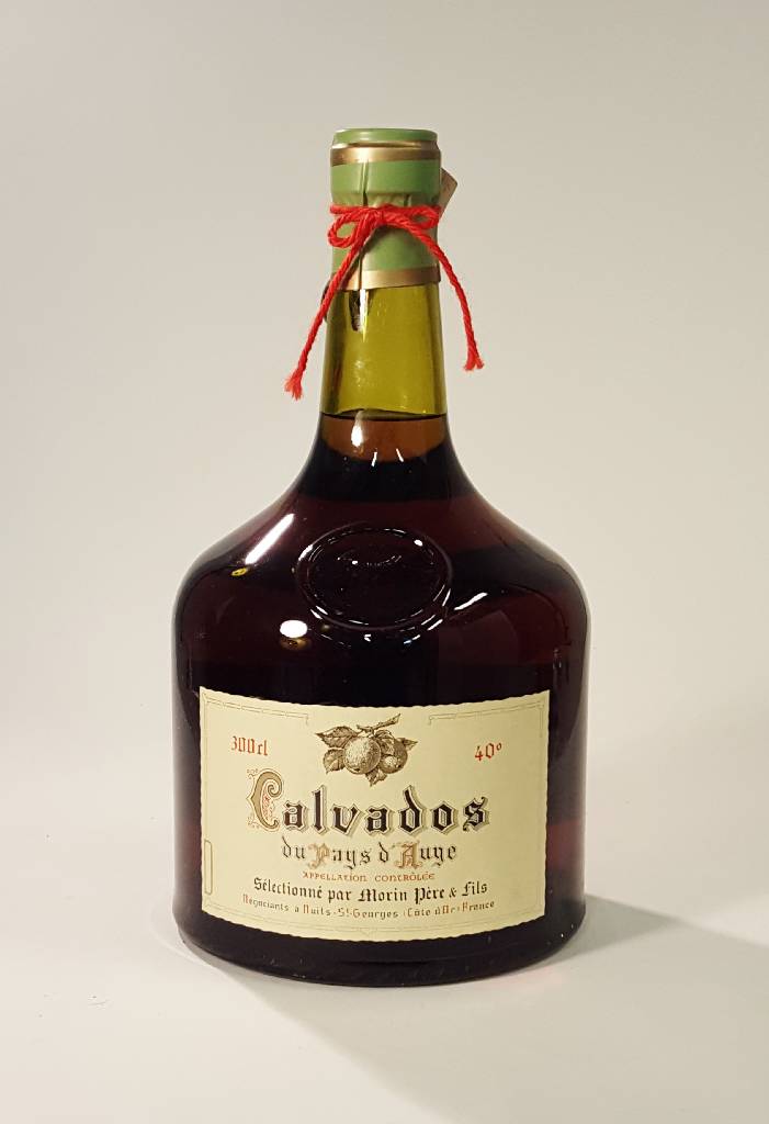 1 Großflasche Calvados du Pays d'Auge Selectionne par Morin Pere % Fils, Cote D'Or, ca. 300 cl, 40 % Vol., Abstand zwischen Kapseln und ...