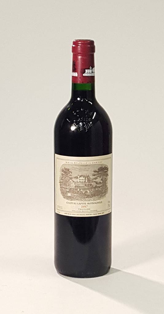 1 Flasche 1997 Chateau Lafite Rothschild, Pauillac, ca. 75 cl, 13 % Vol., Füllstand: ca.into neck, unverkostet, selten im Angebot, sammelwürdig, ...