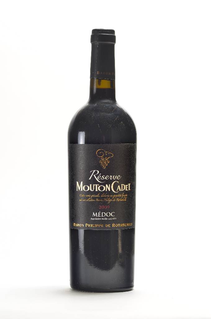 2 Flaschen Mouton Cadet Reserve, Domaines Philippe de Rothschild, Medoc, Jahrgänge: 2009und 2010, je ca, 75 cl, 13,5 % Vol., Füllstände: je ca. ...