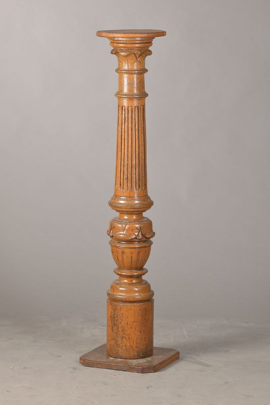 Große Säule, deutsch, um 1890, gedrechselte und beschnitzte Säule aus Eiche, obere und untere Platte sekundär aus Nußbaum, l. Altersschäden, H. ...