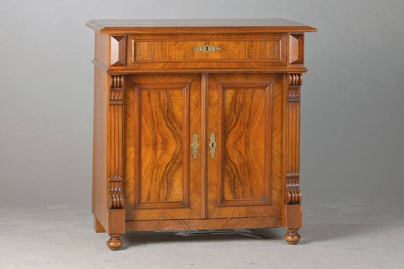 Halbschrank, Gründerzeit, deutsch, um 1870/80, Nussbaum furniert auf Kreuzfuge, Weichholzkorpus, 1-schübig, 2-türig, stiltypische Form, seitl. ...