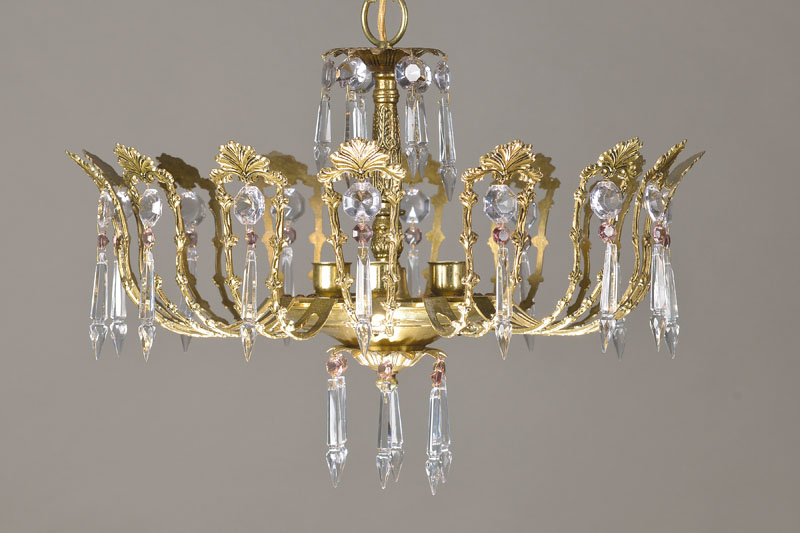Ausgefallene Deckenlampe, um 1935, Halbrund u. gebogter Messingkorpus in Blattwerkstruktur mit Prismen u. Zapfen, im Mehrkantschliff im Orchide-Ton, ...